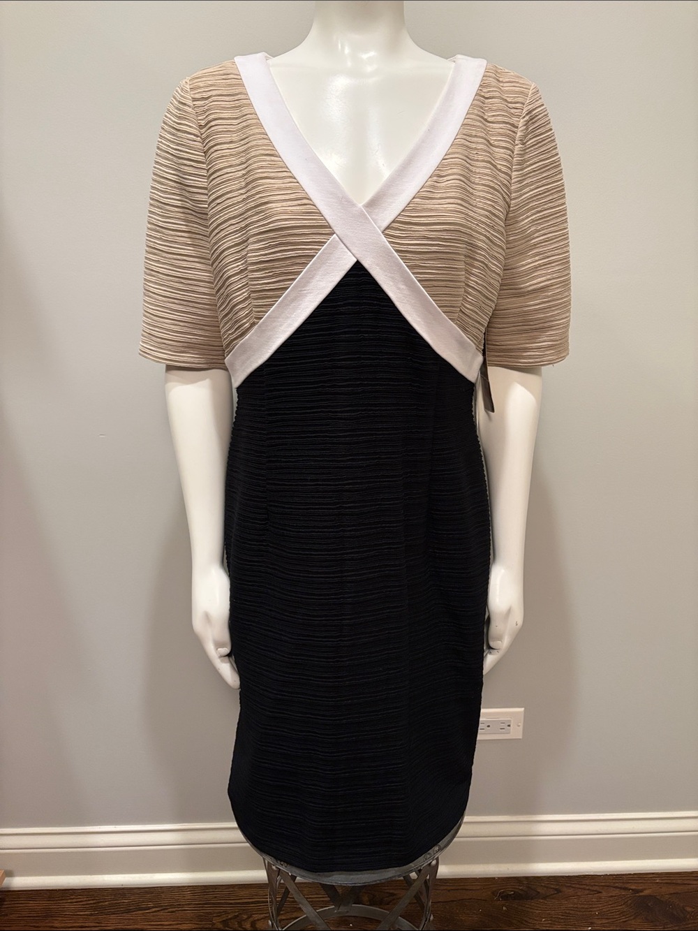 Nue by Shani Beige, Black & White Colorblock V-Neck Sheath Dress Size 16 NWT